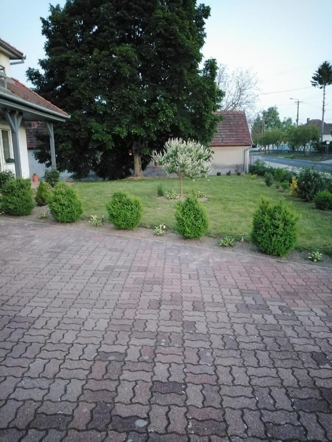 Coraline Vendégház Acomodação com café da manhã Zalakaros Exterior foto