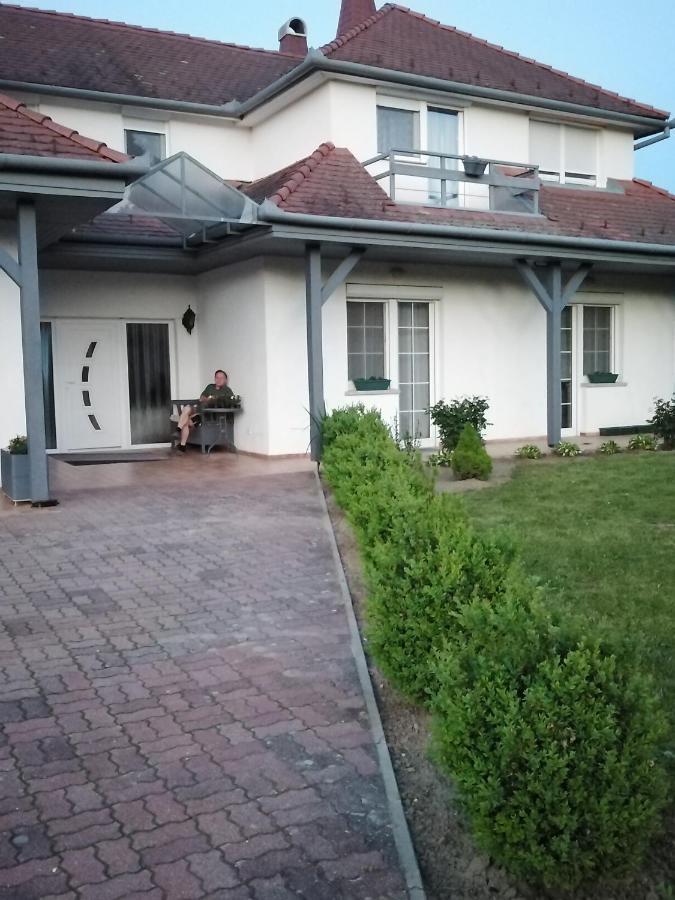 Coraline Vendégház Acomodação com café da manhã Zalakaros Exterior foto